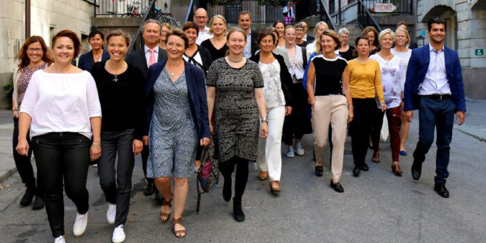 På den översta bilden syns deltagarna i årets omgång av Qraftsamling. Ett initiativ för att lyfta och inspirera kvinnliga chefer i energibranschen. Foto: Energiföretagen Sverige