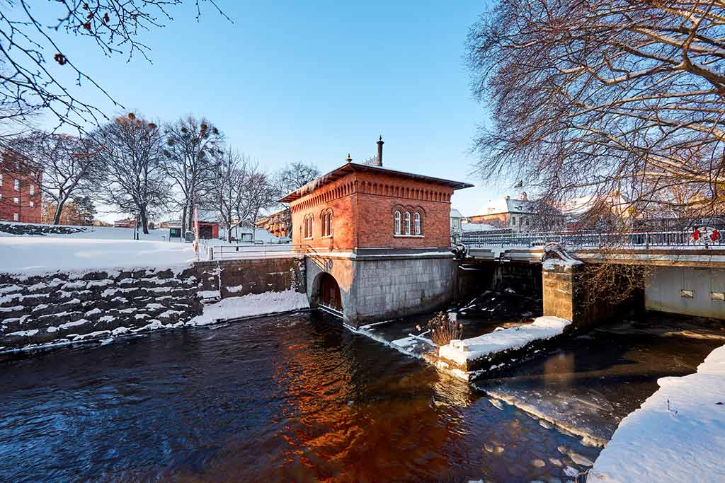 Turbinhuset byggdes 1891 och kallas ofta Västerås vagga. Nu ska Mälarenergi och västerås stad bygga en fiskväg i dammen.