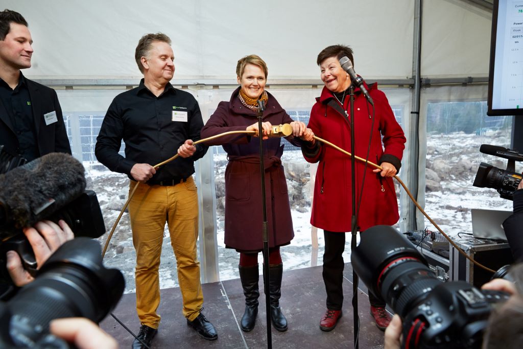 Anna-Karin Hatt och Ulla Persson inviger Solparken