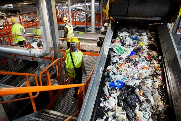 Plastkretsen har Sveriges modernaste anläggning för att sortera plast. Den plast som inte går att återvinna till nya produkter går vidare till Mälarenergi för att återvinnas till energi.