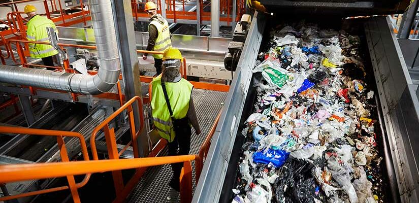 Plastkretsen har Sveriges modernaste anläggning för att sortera plast. Den plast som inte går att återvinna till nya produkter går vidare till Mälarenergi för att återvinnas till energi.