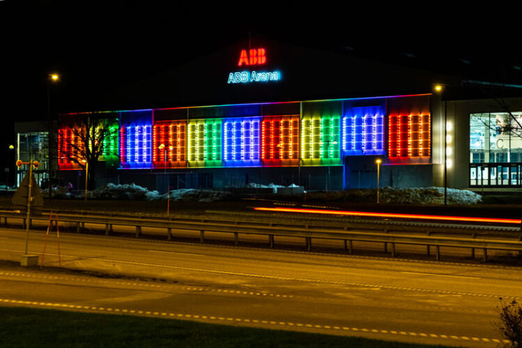 Regnbågsfärger på belysningen under Rocklundas väggmonterade solpaneler.