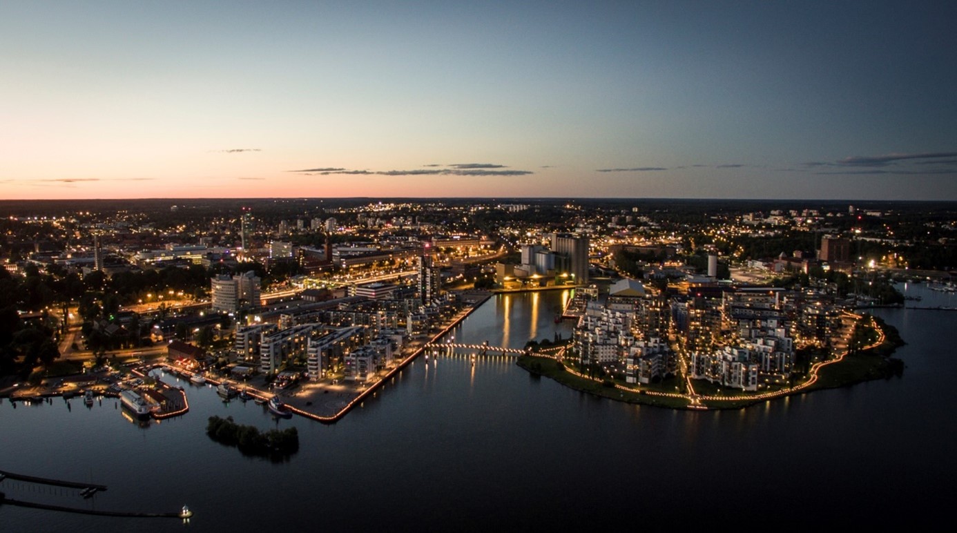 Västerås kvällsbild, upplyst stad